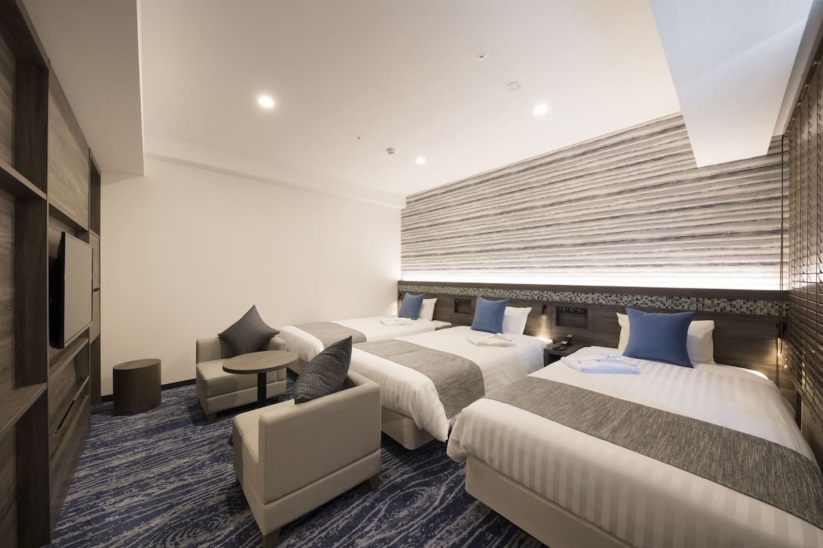 Premium bedding, down duvets, desk, iron/ironing board