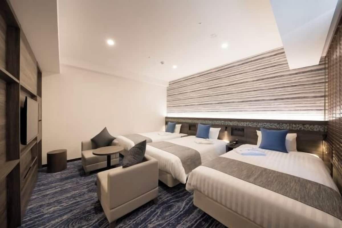 Premium bedding, down duvets, desk, iron/ironing board
