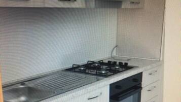 Micro-ondes, plaque de cuisson, cafetiĂšre/bouilloire