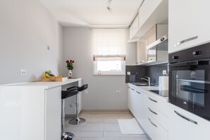 Kylskåp, mikrovågsugn, ugn och diskmaskin