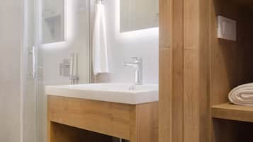 Douche, articles de toilette gratuits, sĂšche-cheveux, bidet