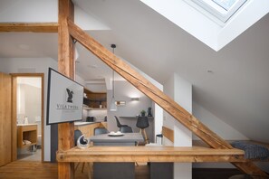 Deluxe Attic Apartment (Apt.9) | Área de sala de estar | Televisión LCD de 41 pulgadas con canales por cable y televisión 