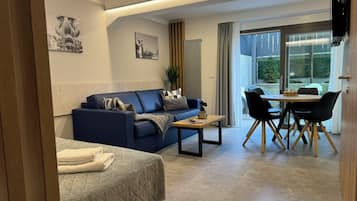 Premium Studio with Terrace (Apt.2) | ๊ณ ๊ธ ์นจ๊ตฌ, ํ๋ก์ฐํ ์นจ๋, ๋ฐฉ์ ์ค๋น, ๋ฌด๋ฃ ์ ์์ฉ ์นจ๋