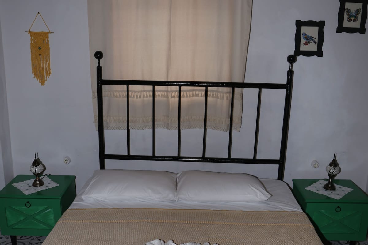 Standard Room, 1 Queen Bed | 1 bedroom, premium bedding, minibar, soundproofing