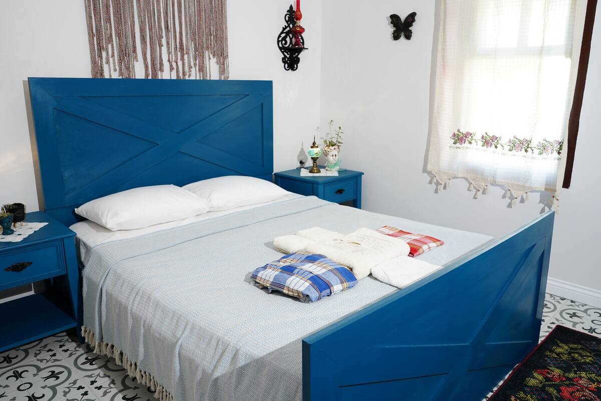 Design Room, 1 Queen Bed | Premium bedding, minibar, soundproofing, iron/ironing board