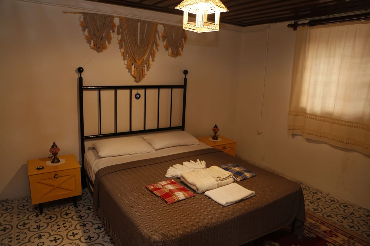 Classic Room, 1 Queen Bed, Accessible | 1 bedroom, premium bedding, minibar, soundproofing