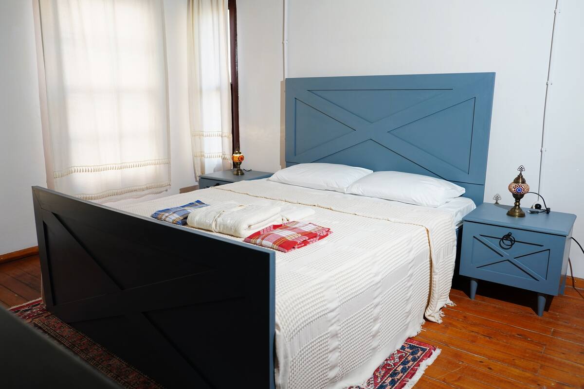 Romantic Room, 1 Queen Bed | Premium bedding, minibar, soundproofing, iron/ironing board