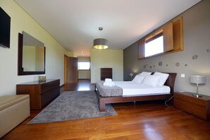 4 عدّة غرف نوم ومكواة/لوح كي وسرير سفر وواي فاي مجانًا