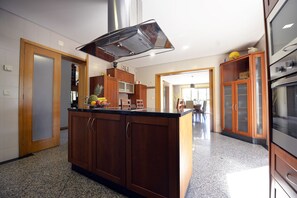 ثلاجة، ميكروويف، فرن، غسالة أطباق