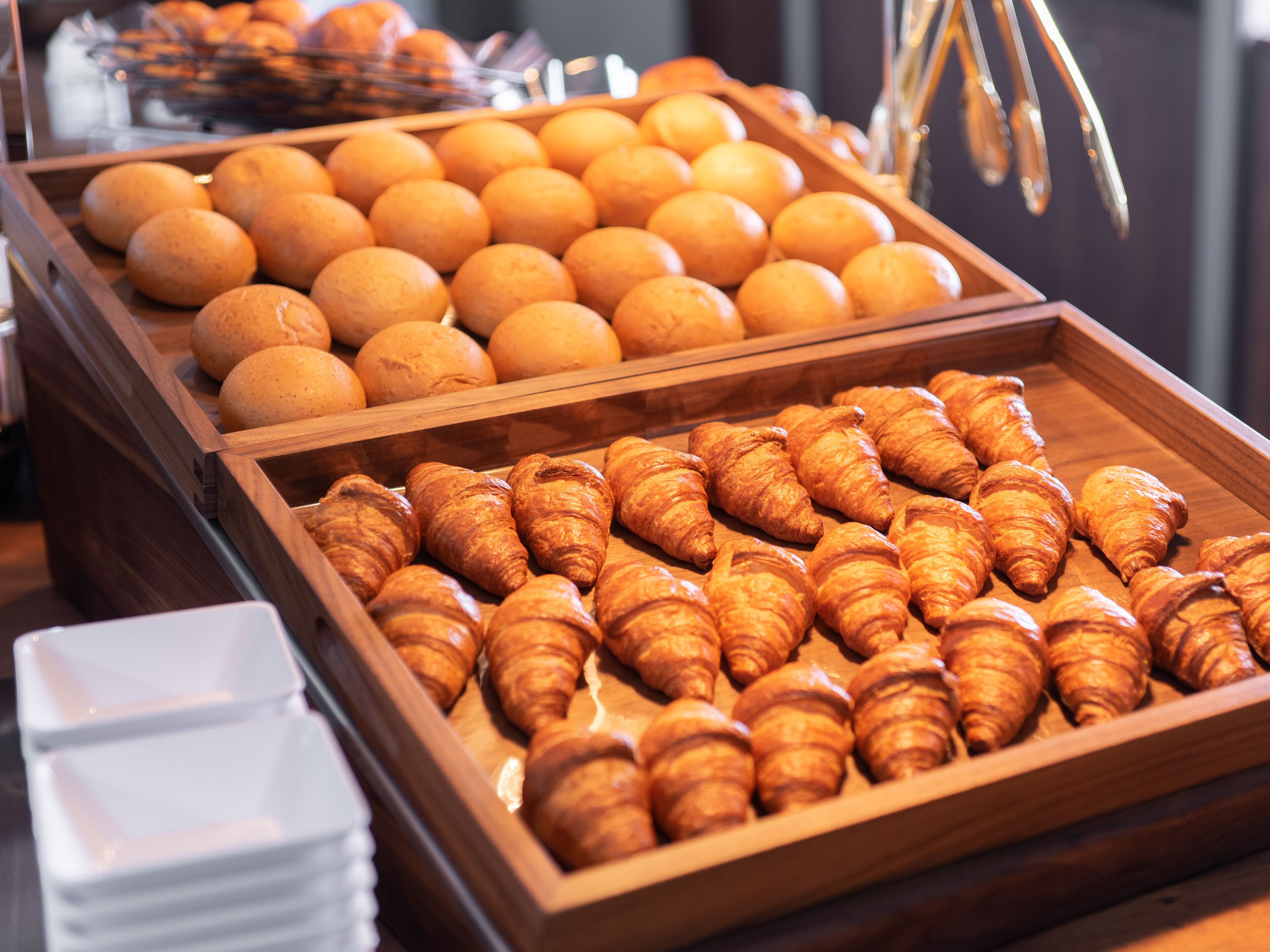 Leipomo, jossa on esillä leipää ja croissantteja.