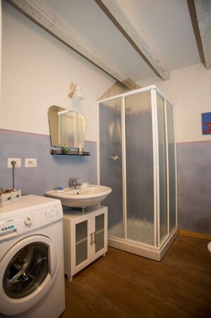 Dusche, Haartrockner, Bidet, Handtücher