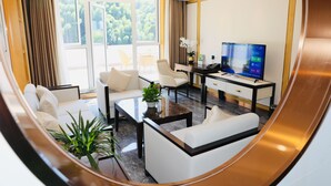 Suite Deluxe | Salle de séjour | Téléviseur à écran plat