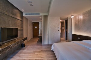 Deluxe Double Room | Minibar, blackout drapes, free WiFi, bed sheets