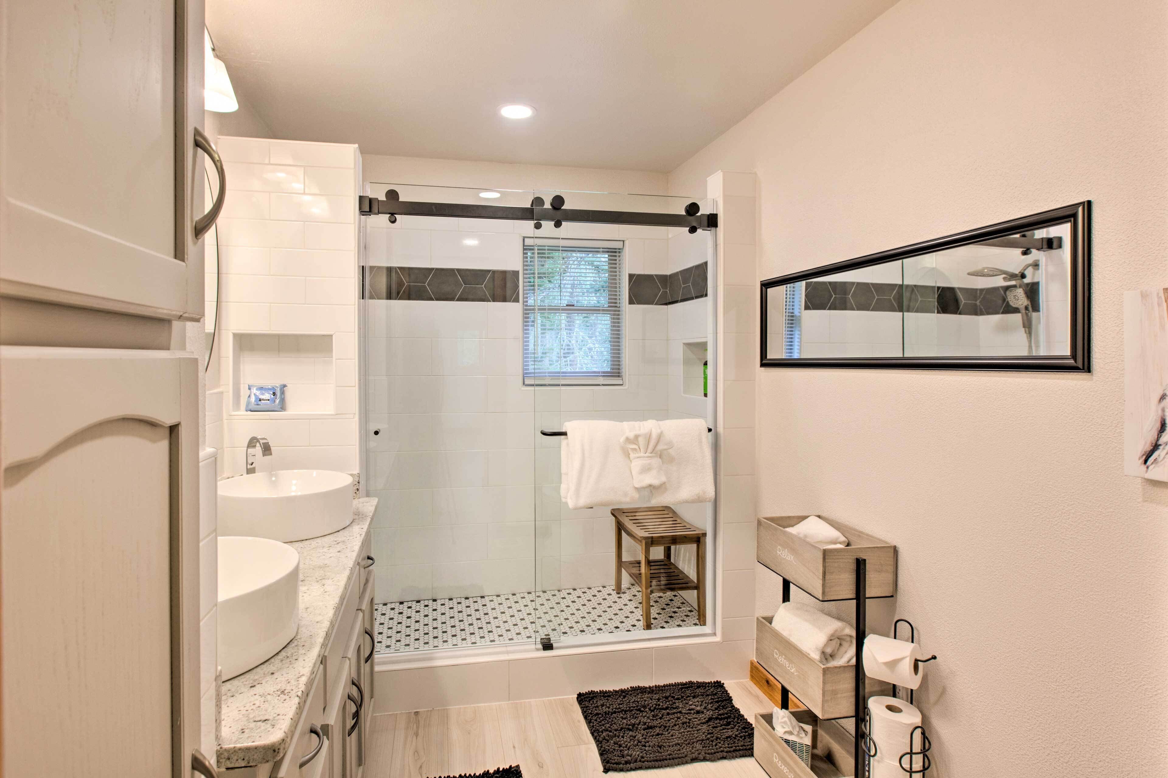 Articles de toilette gratuits, sèche-cheveux, serviettes fournies