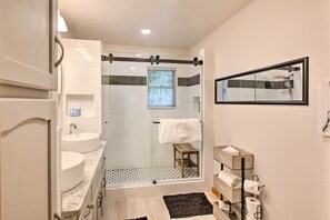Articles de toilette gratuits, sèche-cheveux, serviettes fournies