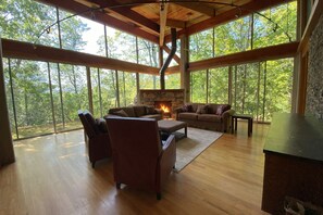 Fernseher, Kamin, Videospiele, Tischtennisplatte