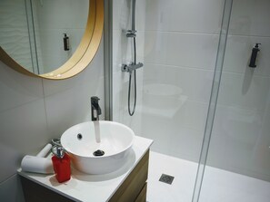 Dusche, umweltfreundliche Kosmetikartikel, Haartrockner, Handtücher