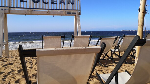 A beach with a wooden sign reading "OCEAN" and several beach chairs. - Pixie by the sea Design and connected apartment (La Baule-Escoublac)