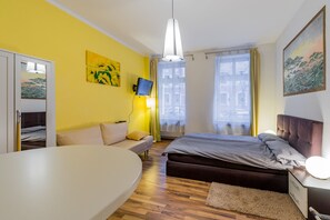 Decoración personalizada, muebles diferentes, escritorio y wifi gratis 