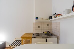 Een mini-koelkast, een kookplaat, een koffiezetapparaat/waterkoker