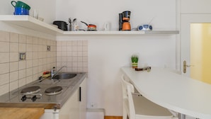 Kaffe- och tebryggare, minikylskåp, spishäll och grytor/köksredskap