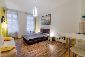 Decoración personalizada, muebles diferentes, escritorio y wifi gratis 