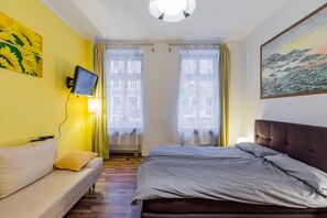 Decoración personalizada, muebles diferentes, escritorio y wifi gratis 