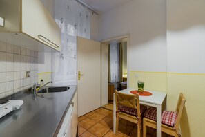 Mini réfrigérateur, plaque de cuisson, cafetière/bouilloire