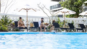 Kolam renang terbuka, payung kolam, kerusi lepak pantai