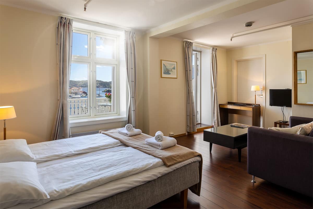 Junior Studio Suite | 1 bedroom, iron/ironing board, free WiFi, bed sheets