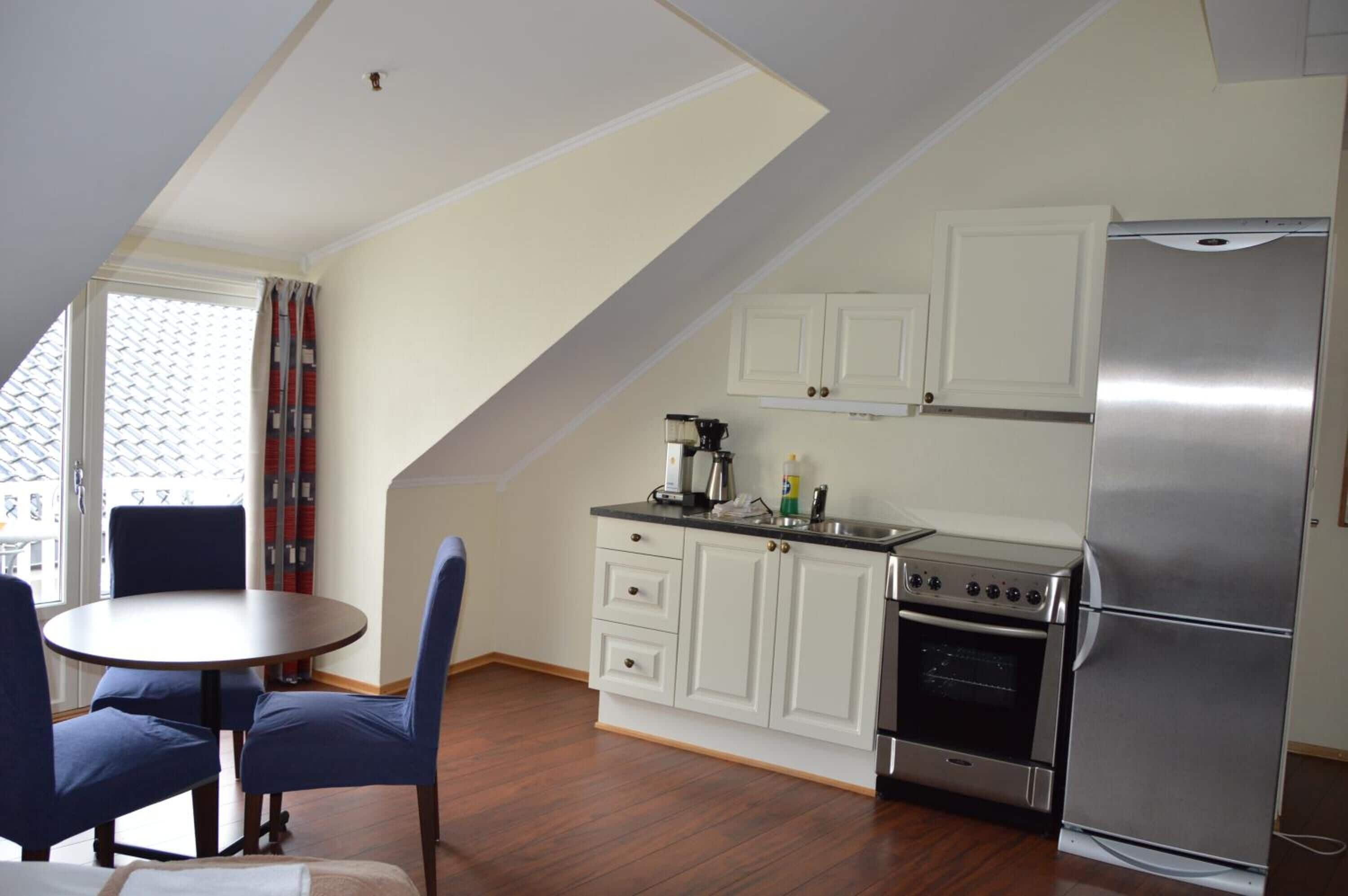 high chair, cookware/dishes/utensils