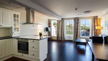 Suite Supérieure, 1 chambre, non-fumeurs, vue océan | Cuisine privée | Chaise haute, batterie de cuisine, vaisselle et ustensiles