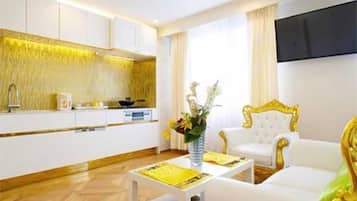 Design Room | Private kitchenette | Coffee/tea maker, electric kettle