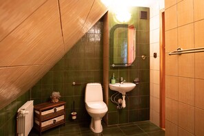 Classic Room (Wrzosowy) | Bathroom | Shower, bathrobes, slippers, towels