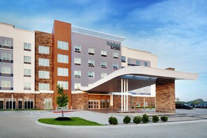 A multi-story hotel with a modern design, featuring a prominent entrance with a covered walkway and a parking area in front. - Fairfield by Marriott Inn & Suites Houston League City (League City)