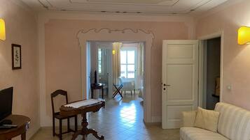 Junior Suite | Living area | 32-inch flat-screen TV with digital channels, TV, first-run films