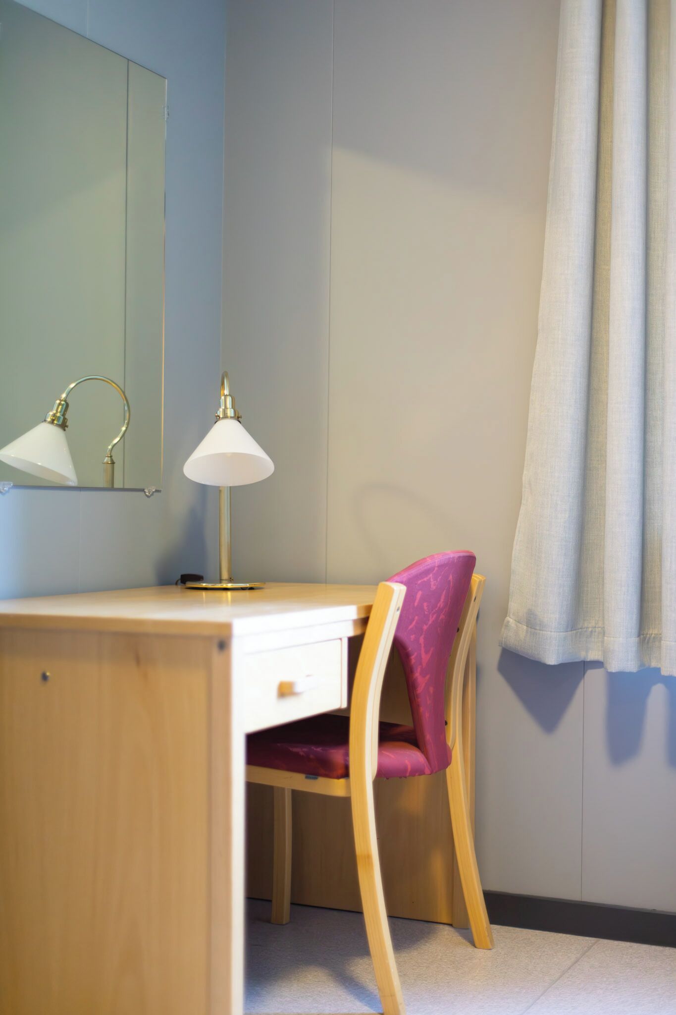 Desk, soundproofing, free WiFi, bed sheets