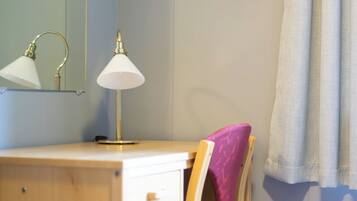 Desk, soundproofing, free WiFi, bed sheets