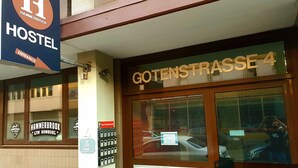Entrada d'un hostal amb un rètol que diu "HAMMERBROOK HOSTEL" i "GOTENSTRASSE 4".