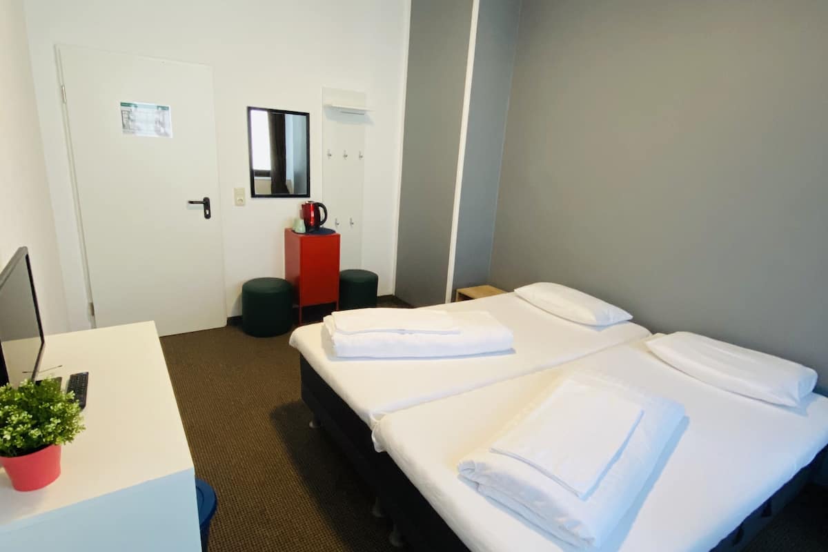 Basic Double Room | Ruang kerja komputer riba, Wi-fi percuma
