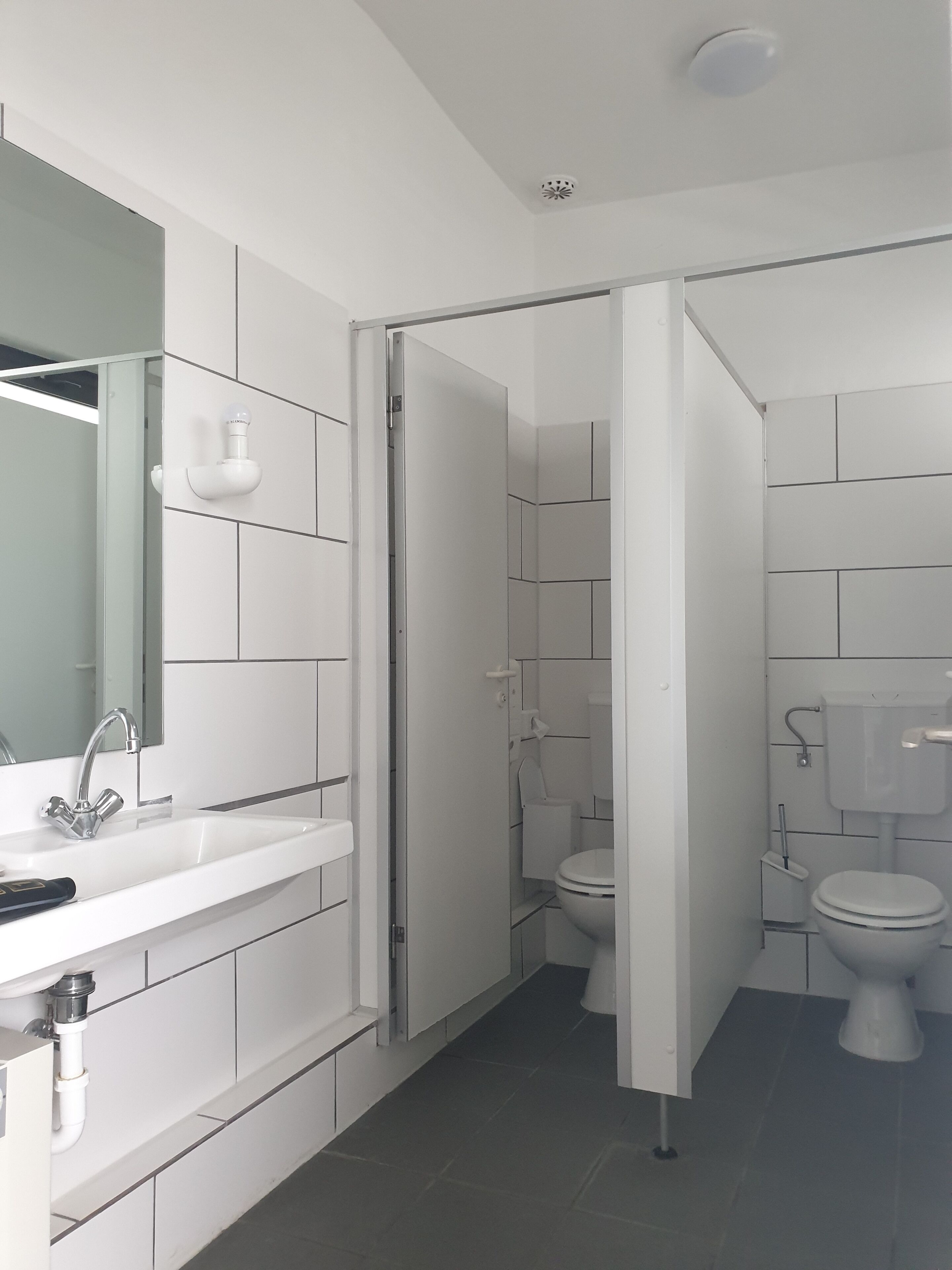 Basic-Double Room with shared bathroom | Bathroom | Shower, towels