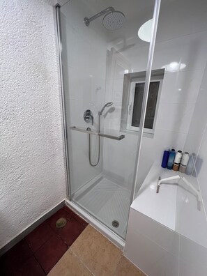 Shower, hair dryer, towels, soap - Jerusalem Pool House (Moshav Bet Zayit)