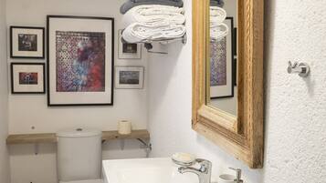 Een douche, een haardroger, handdoeken, zeep