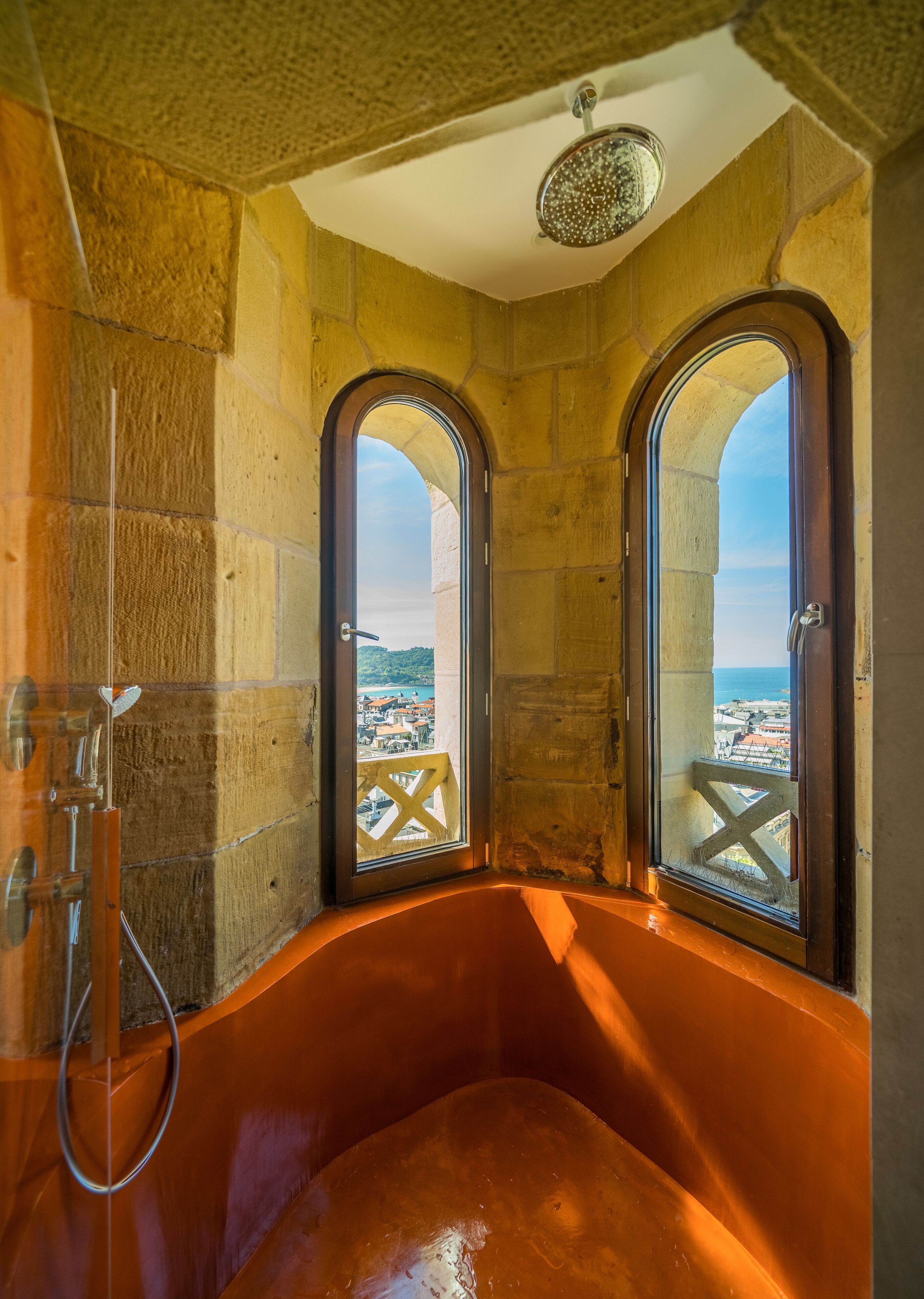 single room, sea view | 1 bedroom, minibar, in-room safe, desk