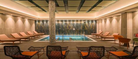 Una piscina al aire libre de temporada