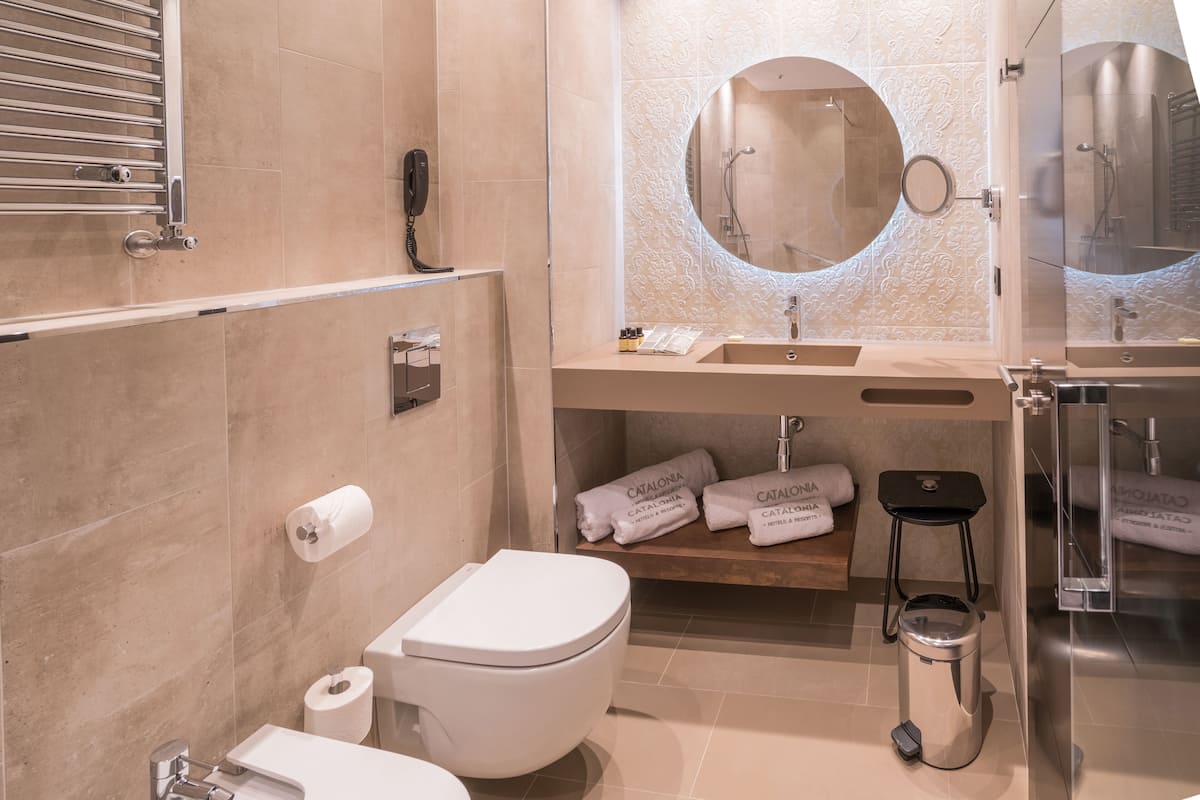 eco-friendly toiletries, hair dryer, towels