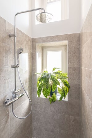 Dusche, Haartrockner, Handtücher, Shampoo