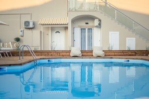 Piscina externa sazonal, guarda-sóis, espreguiçadeiras