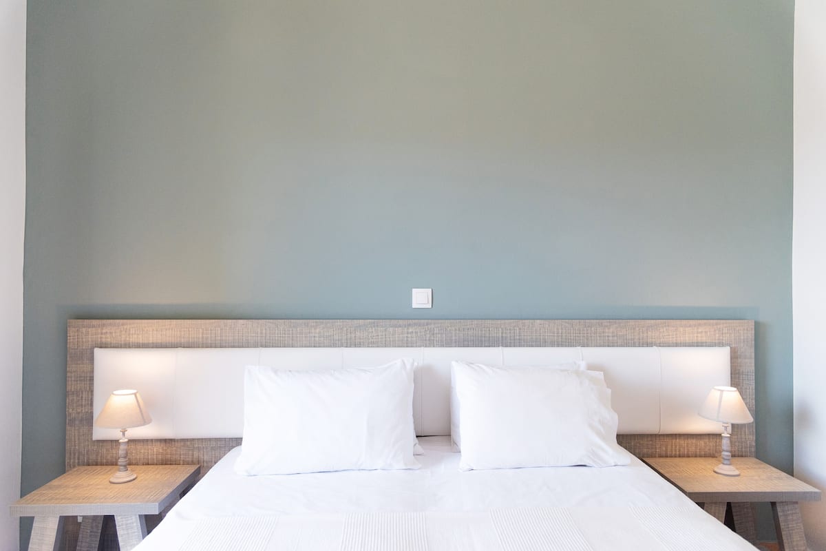 Habitación doble estándar | Caja de seguridad en la habitación, escritorio y cortinas blackout 