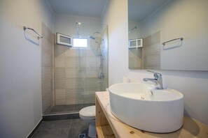 Shower, free toiletries, hair dryer, towels - Nuevo Vista Boutique Hotel (Corfu)